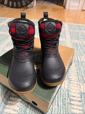 Muck boots leather duck lace NWT size 5